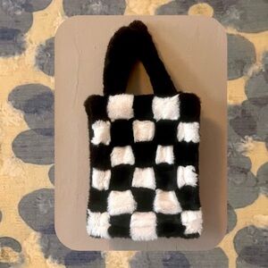 🌀🏷️🆕🎉 totw • black & white checkered fluffy tote bag